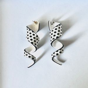 Free w/ bundle purchase Vintage 80s black white pierced earrings